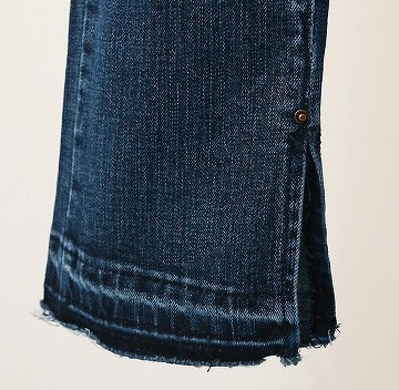 レディース　クラッシュ加工　ダメージ　デニム　切りっぱなし　スリット　ジーンズ　ジーパン　美脚　脚長　美シルエット　人気　春　夏物　女性　大人　カジュアル　キュート　可愛い　フェミニン　上品　おしゃれ　ファッション　ネイビー　S　M　L　サイズ　送料無料