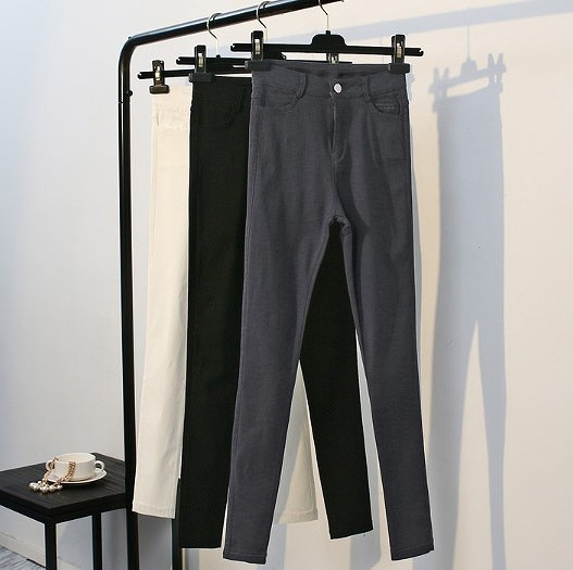 レディース　レギンスパンツ　スパッツ　ストレッチ　スリム　細身　タイト　ボトムス　春物　夏物　女性　大人　カジュアル　可愛い　フェミニン　おしゃれ　ファッション　美脚　脚長　美シルエット　ブラック　Ｓ　Ｍ　Ｌ　サイズ　送料無料