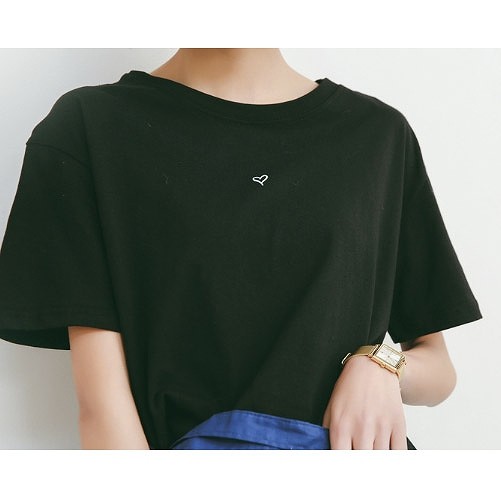 レディース　ハート　Tシャツ　半袖　ラウンドネック　クルーネック　トップス　人気　春　夏物　女性　大人　カジュアル　キュート　可愛い　フェミニン　セクシー　おしゃれ　ファッション　ブルー　ホワイト　ブラック　イエロー　フリーサイズ　ワンサイズ　送料無料
