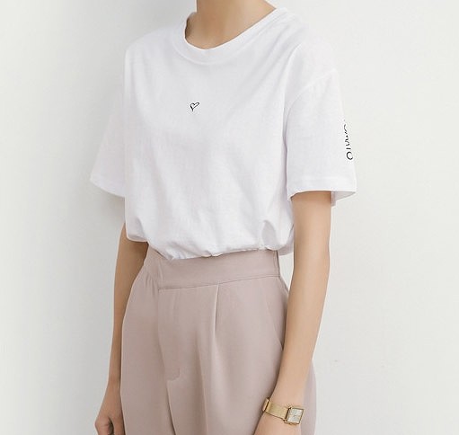 レディース　ハート　Tシャツ　半袖　ラウンドネック　クルーネック　トップス　人気　春　夏物　女性　大人　カジュアル　キュート　可愛い　フェミニン　セクシー　おしゃれ　ファッション　ブルー　ホワイト　ブラック　イエロー　フリーサイズ　ワンサイズ　送料無料