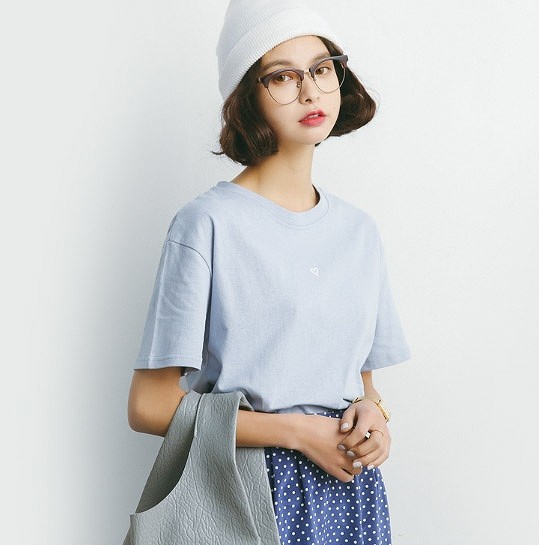 レディース　ハート　Tシャツ　半袖　ラウンドネック　クルーネック　トップス　人気　春　夏物　女性　大人　カジュアル　キュート　可愛い　フェミニン　セクシー　おしゃれ　ファッション　ブルー　ホワイト　ブラック　イエロー　フリーサイズ　ワンサイズ　送料無料