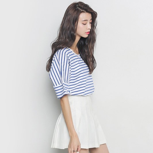 レディース　ボーダー　Tシャツ　半袖　ラウンドネック　トップス　人気　春　夏物　女性　大人　カジュアル　キュート　可愛い　フェミニン　セクシー　おしゃれ　ファッション　ネイビー　ホワイト　ブラック　S　M　サイズ　送料無料