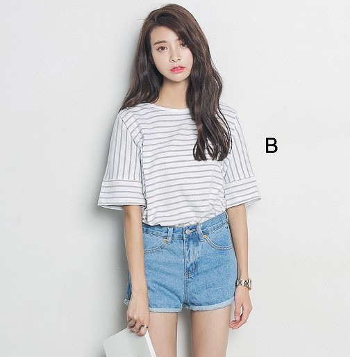 レディース　ボーダー　Tシャツ　半袖　ラウンドネック　トップス　人気　春　夏物　女性　大人　カジュアル　キュート　可愛い　フェミニン　セクシー　おしゃれ　ファッション　ネイビー　ホワイト　ブラック　S　M　サイズ　送料無料