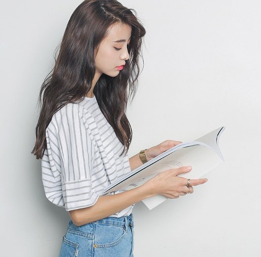 レディース　ボーダー　Tシャツ　半袖　ラウンドネック　トップス　人気　春　夏物　女性　大人　カジュアル　キュート　可愛い　フェミニン　セクシー　おしゃれ　ファッション　ネイビー　ホワイト　ブラック　S　M　サイズ　送料無料