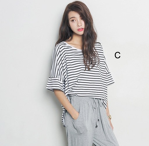 レディース　ボーダー　Tシャツ　半袖　ラウンドネック　トップス　人気　春　夏物　女性　大人　カジュアル　キュート　可愛い　フェミニン　セクシー　おしゃれ　ファッション　ネイビー　ホワイト　ブラック　S　M　サイズ　送料無料