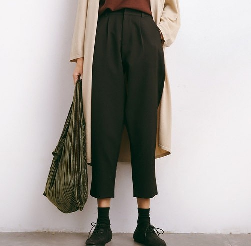 レディース　クロップドパンツ　半端丈　ハイウエスト　ボトムス　人気　春物　夏物　女性　大人　カジュアル　キュート　可愛い　フェミニン　セクシー　おしゃれ　ファッション　美脚　脚長　美シルエット　ブラック　黒　S　M　L　サイズ　送料無料