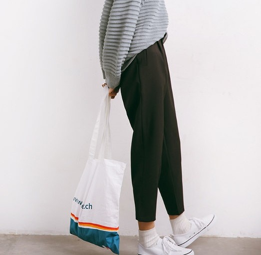 レディース　クロップドパンツ　半端丈　ハイウエスト　ボトムス　人気　春物　夏物　女性　大人　カジュアル　キュート　可愛い　フェミニン　セクシー　おしゃれ　ファッション　美脚　脚長　美シルエット　ブラック　黒　S　M　L　サイズ　送料無料