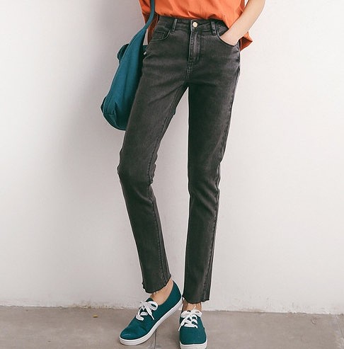 レディース　デニム　クロップドパンツ　半端丈　アンクル丈　スリム　ボトムス　人気　春物　夏物　女性　大人　カジュアル　キュート　可愛い　フェミニン　セクシー　おしゃれ　ファッション　美脚　脚長　美シルエット　ブラック　黒　S　M　L　サイズ　送料無料