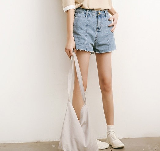 レディース　デニム　ショートパンツ　短パン　ジーンズ　ショーパン　切りっぱなし　人気　春物　夏物　女性　大人　カジュアル　キュート　可愛い　フェミニン　セクシー　おしゃれ　ファッション　ブルー　S　M　L　サイズ　送料無料