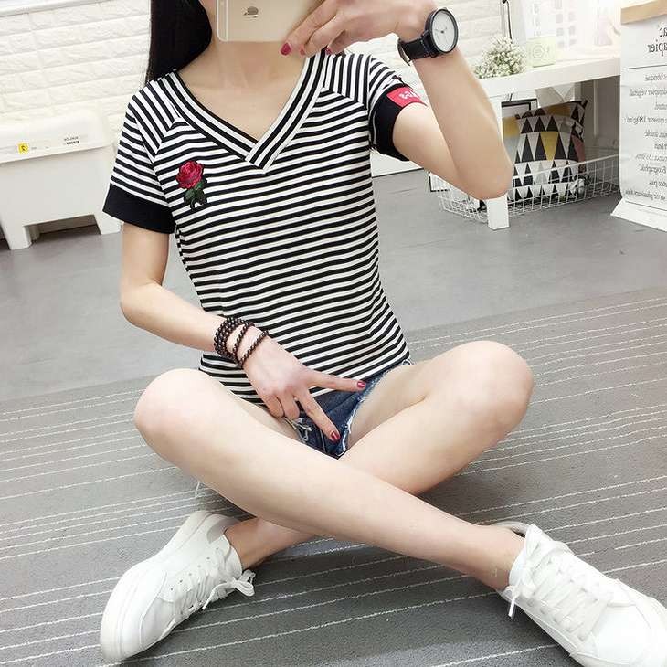 レディース　トップス　Tシャツ　半袖　Ｖネック　ボーダー　綿　ワンポイント　シンプル　花柄　バラ　スリム　カジュアル　大人可愛い　フェミニン　デート　お出かけ　普段着　ホワイト　送料無料