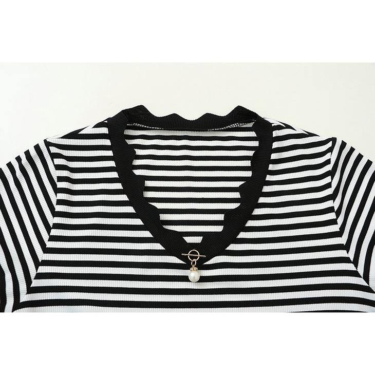 レディース　トップス　Tシャツ　半袖　無地　ボーダー　Ｖネック　スカラップネック　綿　コットン　シンプル　スリム　カジュアル　大人可愛い　フェミニン　デート　お出かけ　普段着　ホワイト　ブラック　送料無料