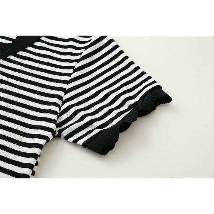 レディース　トップス　Tシャツ　半袖　無地　ボーダー　Ｖネック　スカラップネック　綿　コットン　シンプル　スリム　カジュアル　大人可愛い　フェミニン　デート　お出かけ　普段着　ホワイト　ブラック　送料無料