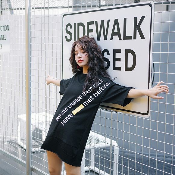 レディース　Tシャツ　ワンピース　ロング丈　クルーネック　プリント　半袖　ショートスリーブ　トップス　カジュアル　キュート　可愛い　フェミニン　エレガント　セクシー　おしゃれ　お出かけ　お呼ばれ　ブラック　ホワイト　黒　白色　S　M　L　サイズ　送料無料