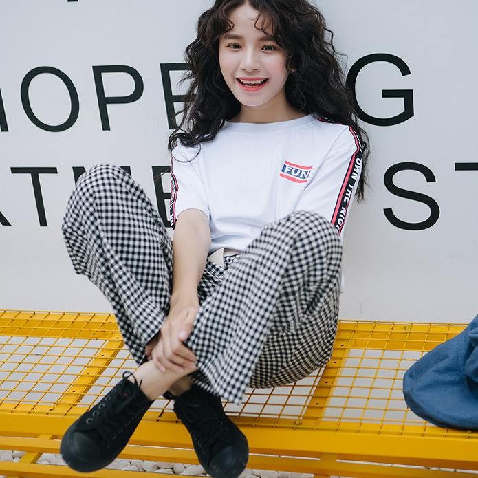 レディース　Tシャツ　ラウンドネック　プリント　半袖　ショートスリーブ　トップス　カジュアル　キュート　可愛い　フェミニン　エレガント　セクシー　おしゃれ　お出かけ　お呼ばれ　ブラック　ホワイト　白色　S　M　L　XL　サイズ　送料無料