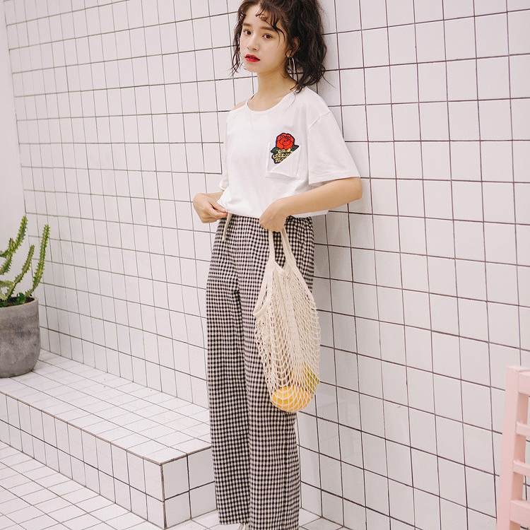 レディース　Tシャツ　ショルダーカット　薔薇　刺繍　半袖　ラウンドネック　トップス　カジュアル　キュート　可愛い　フェミニン　エレガント　セクシー　おしゃれ　お出かけ　お呼ばれ　ピンク　ブラック　ホワイト　白色　黒　S　M　L　XL　サイズ　送料無料