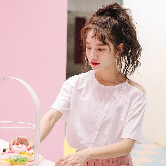 レディース　Tシャツ　半袖　クルーネック　ショルダーカット　ショートスリーブ　トップス　カジュアル　キュート　可愛い　フェミニン　エレガント　セクシー　おしゃれ　お出かけ　お呼ばれ　ブルー　ホワイト　ピンク　水色　白　S　M　L　XL　サイズ　送料無料