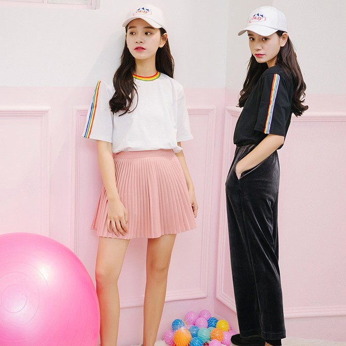 レディース　クルーネック　虹色　リブ　Tシャツ　半袖　ショートスリーブ　トップス　カジュアル　キュート　可愛い　フェミニン　エレガント　セクシー　おしゃれ　お出かけ　お呼ばれ　ブラック　ホワイト　黒色　白　S　M　L　XL　サイズ　送料無料