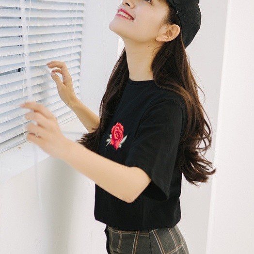 レディース　Tシャツ　薔薇　刺繍　半袖　ラウンドネック　ショートスリーブ　トップス　カジュアル　キュート　可愛い　フェミニン　エレガント　セクシー　おしゃれ　お出かけ　お呼ばれ　ホワイト　ブラック　白　黒色　S　M　L　XL　サイズ　送料無料