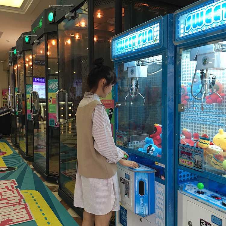 レディース　トップス　ストライプシャツ　ベスト　Vネック　無地　シャツワンピ　長袖　シンプル　フリーサイズ　ゆったり　おしゃれ　カジュアル　大人可愛い　フェミニン　デート　お出かけ　普段着　ベージュ　ホワイト　送料無料