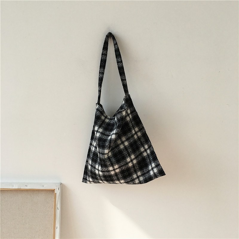 レディース　トートバッグ　肩掛け　ショルダーバッグ　大きめ　レトロ　タータンチェック　秋冬　カジュアル　大人可愛い　キュート　フェミニン　デート　お出かけ　オフィス　OL　通勤　通学　デイリー　ブラック　送料無料　