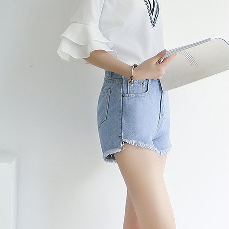 レディース　ホットパンツ　ショートパンツ　ショーツ　デニム　ジーンズ　ジーパン　フレイドヘム　切りっぱなし　カットオフデニム　春　夏　カジュアル　女性　おしゃれ　可愛い　大人カジュアル　大きいサイズ　リゾート　ブルー　ホワイト　ライトブルー　送料無料