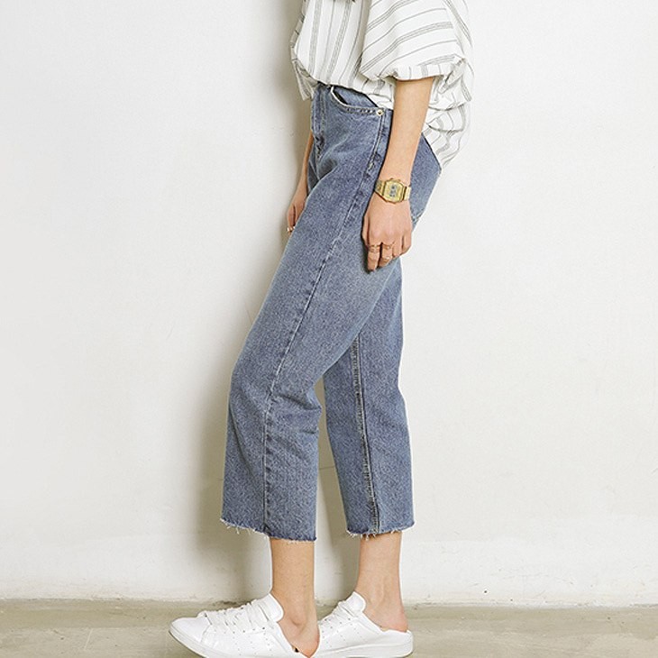 レディース　ボトムス　ジーンズ　デニム　ストレート　ワイド　クロップドパンツ　フレイドヘム　切りっぱなし　カットオフデニム　無地　9分丈　大人カジュアル　フェミニン　シンプル　リゾート　普段着　デイリー　春物　お出かけ　デート　ブルー　送料無料