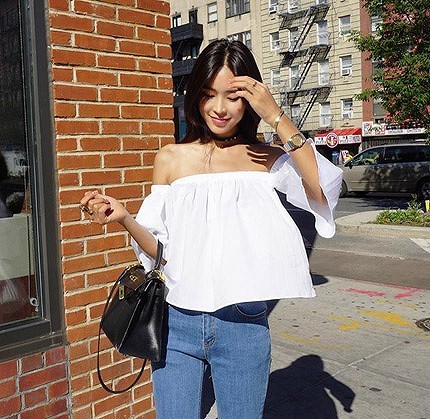 レディース　トップス　カットソー　Tシャツ　無地　オフショルダー　ストラップレス　夏　7分袖　シンプル　ゆったり　エレガント　セクシー　カジュアル　大人可愛い　フェミニン　おしゃれ　通勤　デート　お出かけ　普段着　ホワイト　ブラック　送料無料