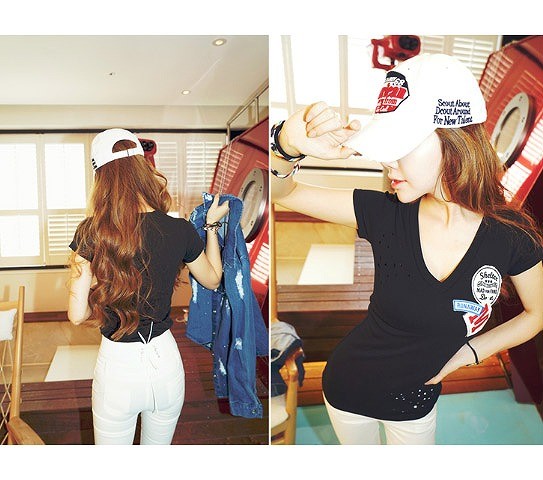 レディース　トップス　Tシャツ　カットソー　Ｖネック　半袖　綿　シンプル　ワッペン　ワンポイント　ロゴ　スリム　フィット　カジュアル　セクシー　大人可愛い　フェミニン　デート　お出かけ　普段着　ホワイト　ブラック　送料無料