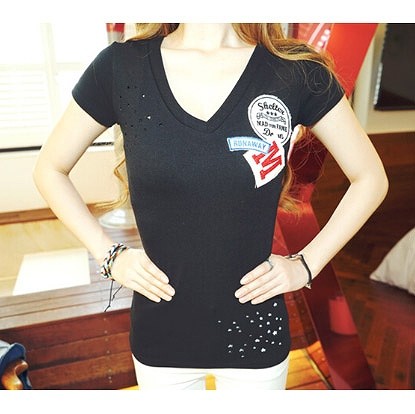 レディース　トップス　Tシャツ　カットソー　Ｖネック　半袖　綿　シンプル　ワッペン　ワンポイント　ロゴ　スリム　フィット　カジュアル　セクシー　大人可愛い　フェミニン　デート　お出かけ　普段着　ホワイト　ブラック　送料無料