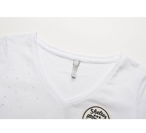 レディース　トップス　Tシャツ　カットソー　Ｖネック　半袖　綿　シンプル　ワッペン　ワンポイント　ロゴ　スリム　フィット　カジュアル　セクシー　大人可愛い　フェミニン　デート　お出かけ　普段着　ホワイト　ブラック　送料無料