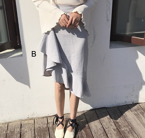 レディース　スカート　トランペットスカート　アシンメトリー　ひざ丈　ミディ丈　フラウンス　ハイウエスト　春　夏　カジュアル　フェミニン　キュート　可愛い　おしゃれ　セクシー　エレガント　無地　ベージュ　グレー　送料無料