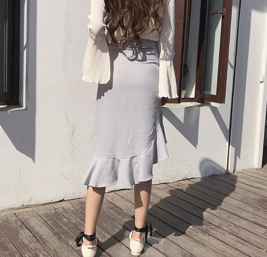 レディース　スカート　トランペットスカート　アシンメトリー　ひざ丈　ミディ丈　フラウンス　ハイウエスト　春　夏　カジュアル　フェミニン　キュート　可愛い　おしゃれ　セクシー　エレガント　無地　ベージュ　グレー　送料無料