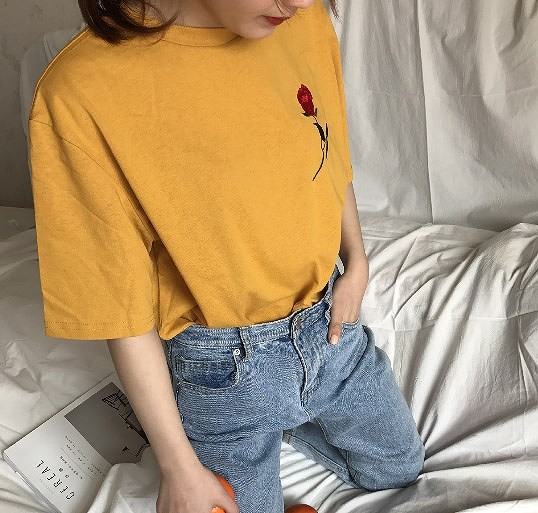 レディース　トップス　Tシャツ　カットソー　半袖　綿　コットン　シンプル　バラ　花柄　刺繍　ゆったり　カジュアル　大人可愛い　フェミニン　デート　お出かけ　普段着　イエロー　送料無料
