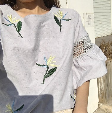 レディース　トップス　Tシャツ　カットソー　半袖　トランペット　アンブレラスリープ　綿　コットン　シンプル　花柄　刺繍　春　夏　ゆったり　カジュアル　大人可愛い　フェミニン　デート　お出かけ　普段着　ホワイト　グレー　送料無料