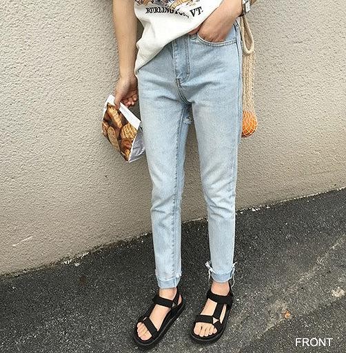 レディース　ボトムス　ジーンズ　デニム　フレイドヘム　切りっぱなし　カットオフ　　ダメージ　クラッシュデニム　無地　カジュアル　フェミニン　リゾート　普段着　デイリー　お出かけ　ライトブルー　送料無料