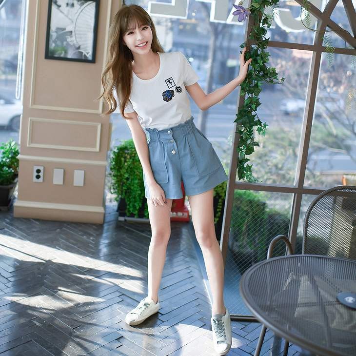 レディース　刺繍　ワンポイント　Tシャツ　ラウンドネック　半袖　トップス　人気　春物　夏物　女性　大人　カジュアル　キュート　可愛い　おしゃれ　きれいめ　ファッション　ホワイト　白　S　M　L　XL　サイズ　送料無料