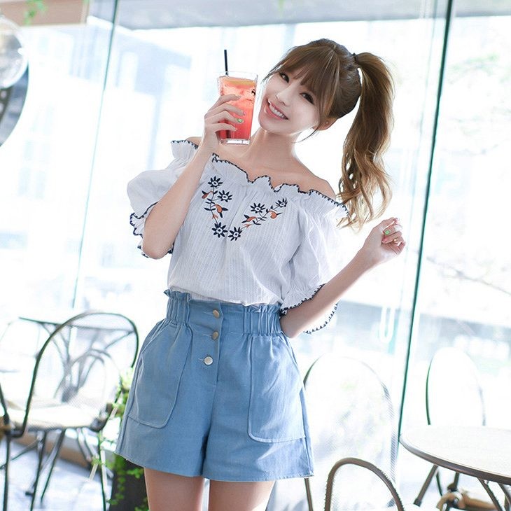 レディース　花柄　刺繍　オフショルダー　フレア　半袖　フレアスリーブ　5部袖　トップス　人気　春物　夏物　女性　大人　カジュアル　可愛い　きれいめ　キュート　上品　おしゃれ　ファッション　ホワイト　白　S　M　L　XL　サイズ　送料無料