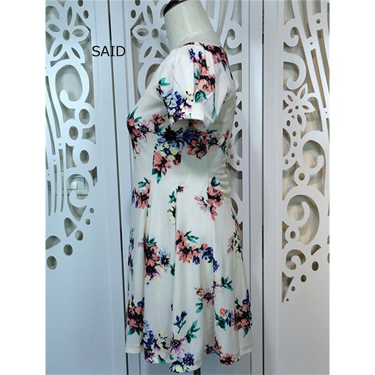 レディース　花柄　フレア　ワンピース　セミショート丈　ミニ丈　半袖　スカート　ボトムス　人気　春物　夏物　美脚　脚長　美シルエット　女性　大人　カジュアル　おしゃれ　清楚　上品　ファッション　ホワイト　フリーサイズ　ワンサイズ　送料無料