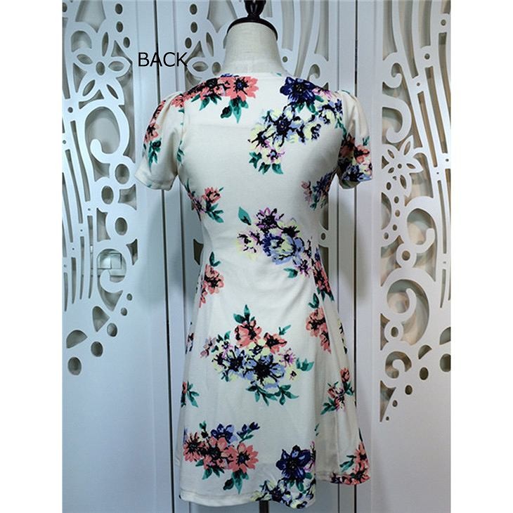 レディース　花柄　フレア　ワンピース　セミショート丈　ミニ丈　半袖　スカート　ボトムス　人気　春物　夏物　美脚　脚長　美シルエット　女性　大人　カジュアル　おしゃれ　清楚　上品　ファッション　ホワイト　フリーサイズ　ワンサイズ　送料無料
