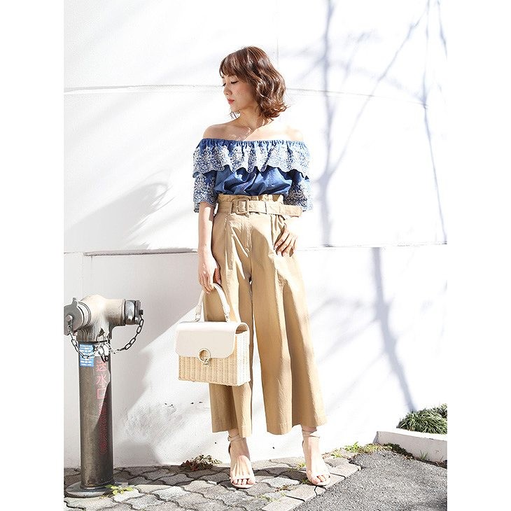 レディース　デニム　刺繍　花柄　オフショルダー　ブラウス　フレア　半袖　シャツ　5分袖　人気　春物　夏物　女性　大人　カジュアル　フェミニン　セクシー　エレガント　おしゃれ　お出かけ　ファッション　フリーサイズ　ワンサイズ　送料無料