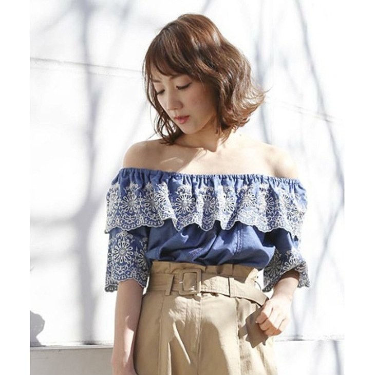 レディース　デニム　刺繍　花柄　オフショルダー　ブラウス　フレア　半袖　シャツ　5分袖　人気　春物　夏物　女性　大人　カジュアル　フェミニン　セクシー　エレガント　おしゃれ　お出かけ　ファッション　フリーサイズ　ワンサイズ　送料無料