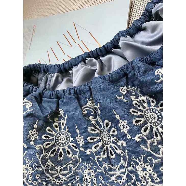 レディース　デニム　刺繍　花柄　オフショルダー　ブラウス　フレア　半袖　シャツ　5分袖　人気　春物　夏物　女性　大人　カジュアル　フェミニン　セクシー　エレガント　おしゃれ　お出かけ　ファッション　フリーサイズ　ワンサイズ　送料無料