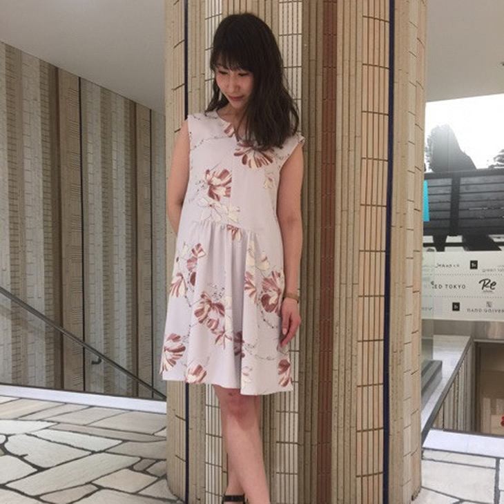 レディース　花柄　ワンピース　ノースリーブ　Vネック　セミショート丈　ミニ丈　トップス　ボトムス　人気　春物　夏物　女性　大人　カジュアル　可愛い　フェミニン　おしゃれ　ファッション　ホワイト　ブラック　ピンク　フリーサイズ　ワンサイズ　送料無料