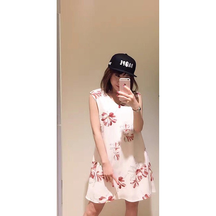 レディース　花柄　ワンピース　ノースリーブ　Vネック　セミショート丈　ミニ丈　トップス　ボトムス　人気　春物　夏物　女性　大人　カジュアル　可愛い　フェミニン　おしゃれ　ファッション　ホワイト　ブラック　ピンク　フリーサイズ　ワンサイズ　送料無料