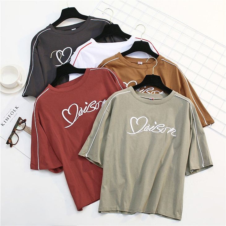 レディース　パイピング　刺繍　ロゴ　半袖　Tシャツ　ラウンドネック　トップス　人気　春物　夏物　女性　大人　カジュアル　キュート　可愛い　フェミニン　おしゃれ　ファッション　ブラック　ホワイト　レッド　フリーサイズ　ワンサイズ　送料無料