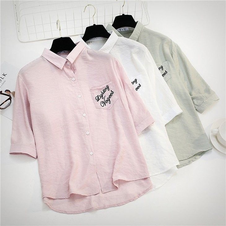 レディース　胸ポケット　刺繍　ブラウス　半袖　シャツ　ショートスリーブ　パフスリーブ　人気　春物　夏物　女性　大人　カジュアル　キュート　可愛い　フェミニン　おしゃれ　ファッション　グリーン　緑色　フリーサイズ　ワンサイズ　送料無料