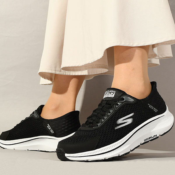 手を使わずにスッと履ける スケッチャーズ スニーカー SKECHERS