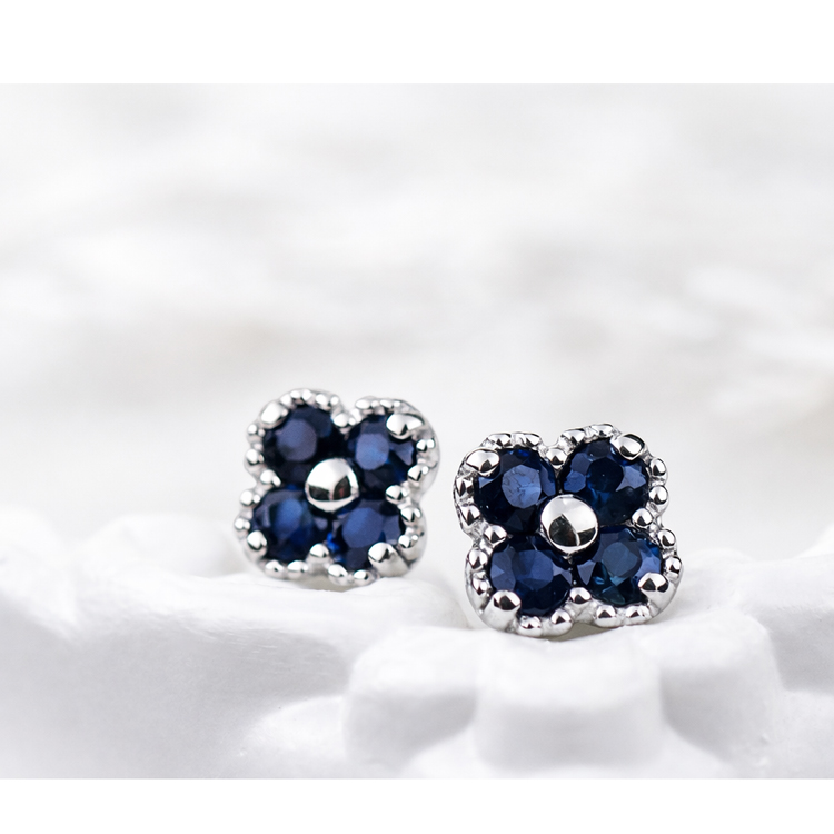 K18WG ピアス サファイア フラワー 小さめ 18金 花 ホワイトゴールド 上品 レディース 誕生日 プレゼント ギフト 記念日 お祝い ネイビー 紺 青 小さいピアス fwの画像