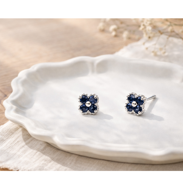 K18WG ピアス サファイア フラワー 小さめ 18金 花 ホワイトゴールド 上品 レディース 誕生日 プレゼント ギフト 記念日 お祝い ネイビー 紺 青 小さいピアス fwの画像