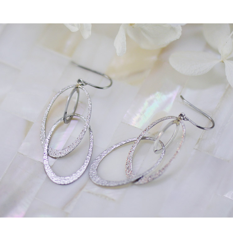 Pt900 プラチナ フックピアス 2連サークル 揺れる レディース ピアス シンプル 上品 大人 デザイン プレゼント ギフト対応 日本製 金属アレルギー対応の画像